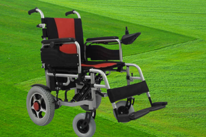 Akülü tekerlekli sandalye kullanan kişi, elektrikli mobilite cihazı