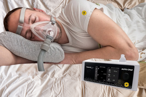 CPAP cihazı kullanarak uyuyan kişi, uyku apnesi tedavisi