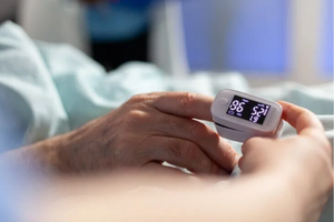 Pulse oksimetre ile oksijen satürasyonu ölçümü yapan kişi