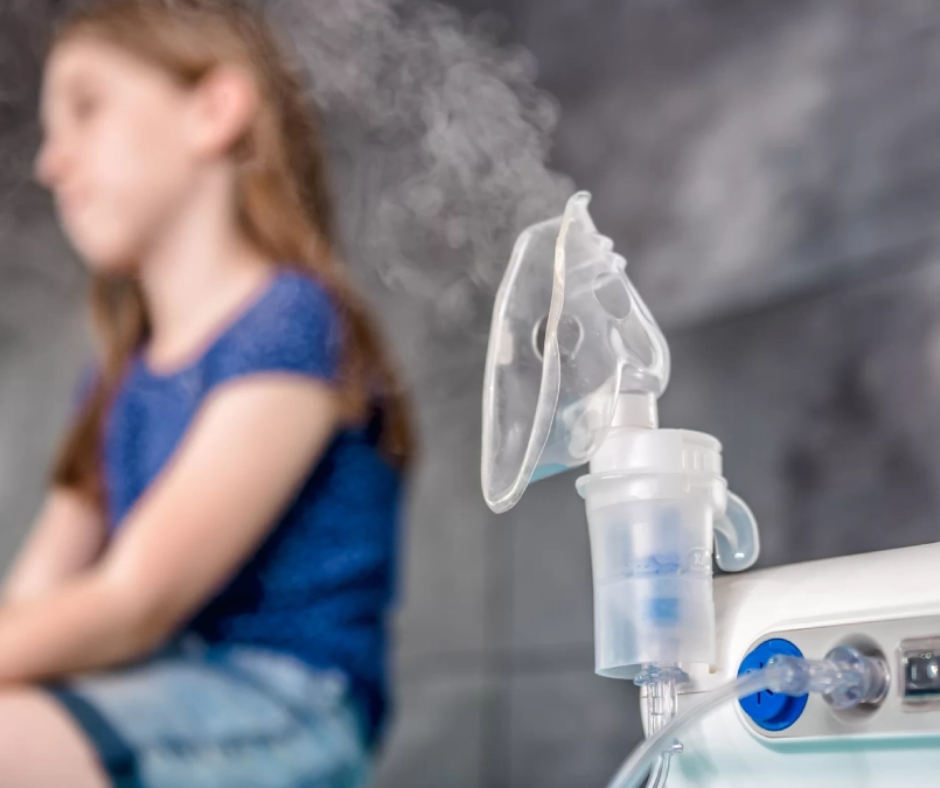Nebulizatör cihazı ile solunum tedavisi uygulayan kişi