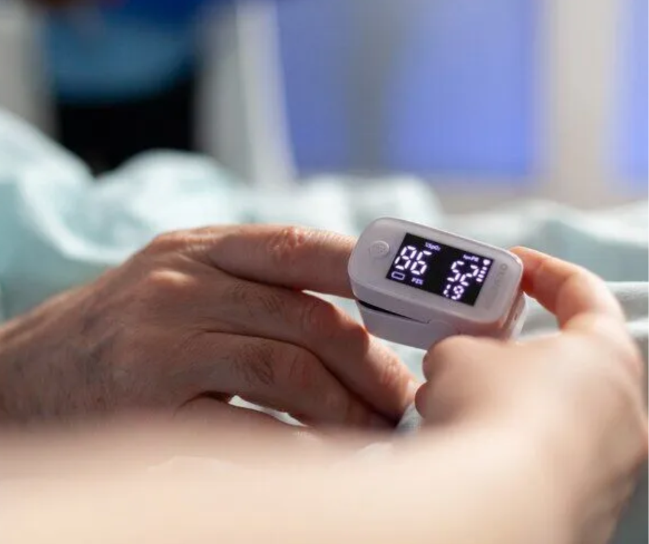 Pulse oksimetre ile oksijen satürasyonu ölçümü yapan kişi