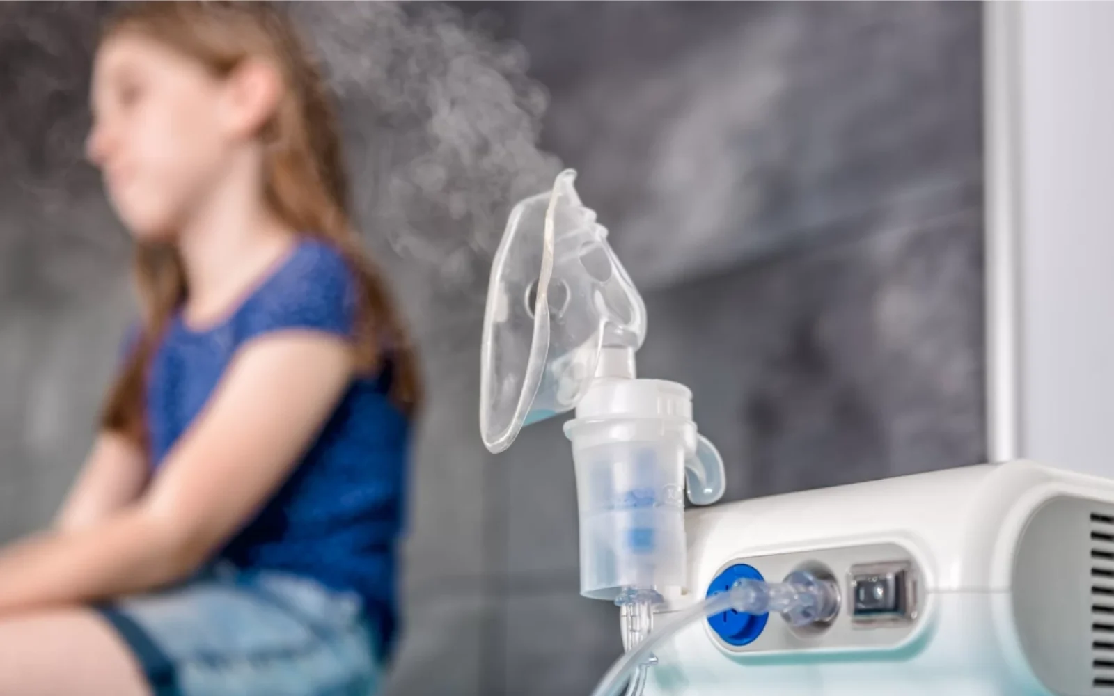 Nebulizatör cihazı ile solunum tedavisi uygulayan kişi