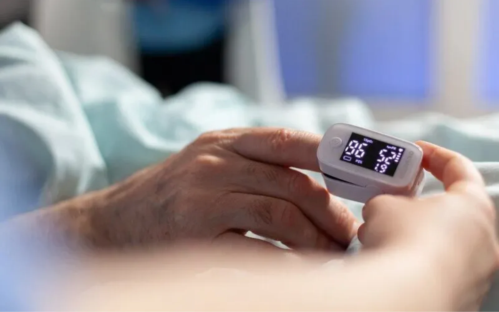 Pulse oksimetre ile oksijen satürasyonu ölçümü yapan kişi